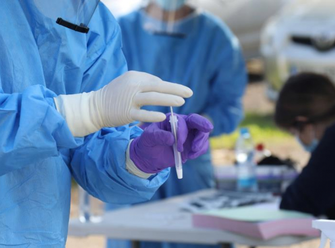 Ένας θάνατος και 565 κρούσματα COVID-19 στη Κύπρο